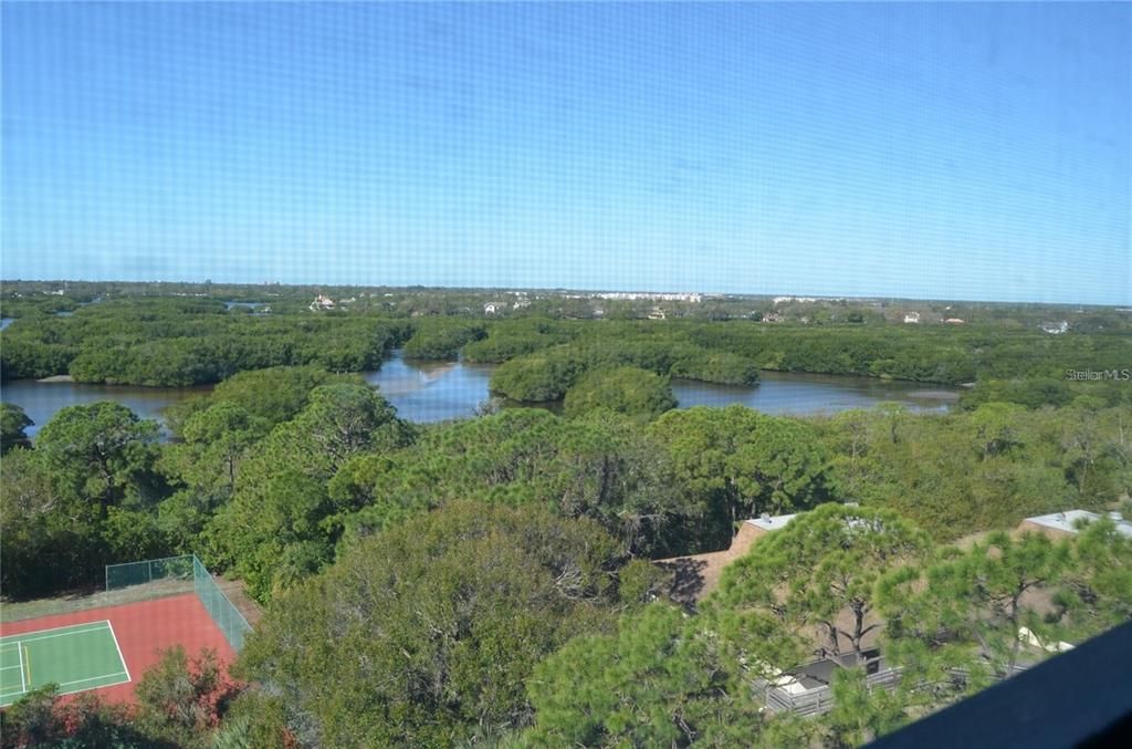 Active With Contract: $230,000 (2 beds, 2 baths, 1280 Square Feet)