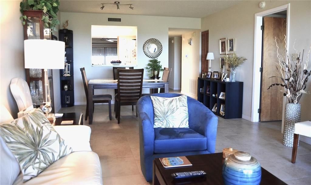 Active With Contract: $230,000 (2 beds, 2 baths, 1280 Square Feet)