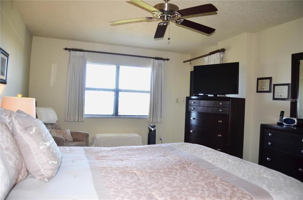 Active With Contract: $230,000 (2 beds, 2 baths, 1280 Square Feet)