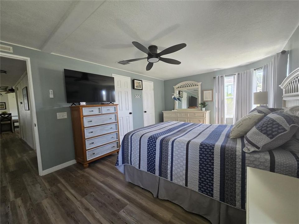 For Sale: $279,900 (2 beds, 2 baths, 1426 Square Feet)