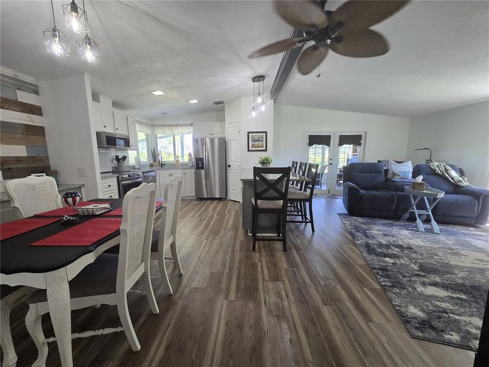 For Sale: $279,900 (2 beds, 2 baths, 1426 Square Feet)