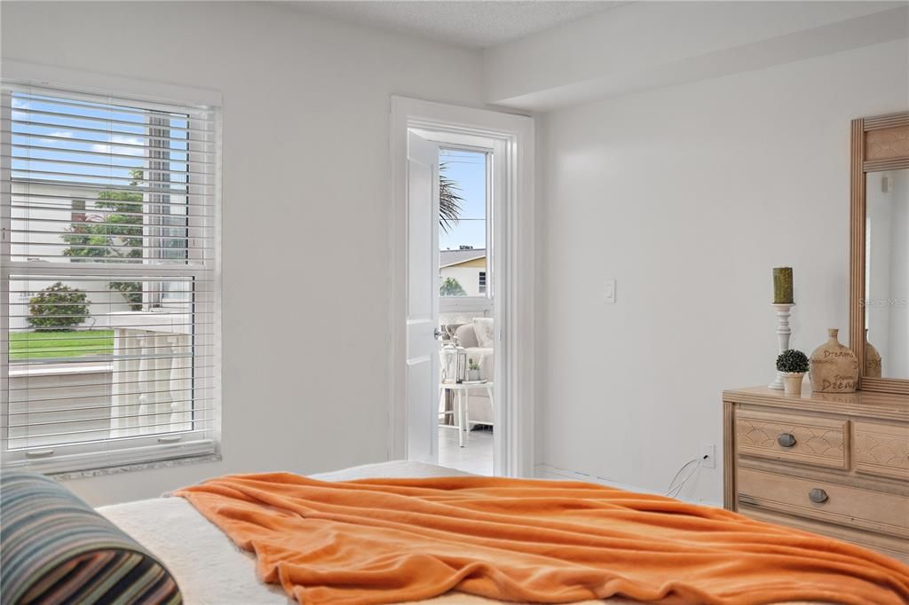 En Venta: $296,000 (2 camas, 2 baños, 1300 Pies cuadrados)