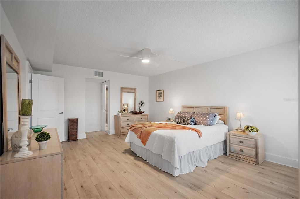 En Venta: $296,000 (2 camas, 2 baños, 1300 Pies cuadrados)