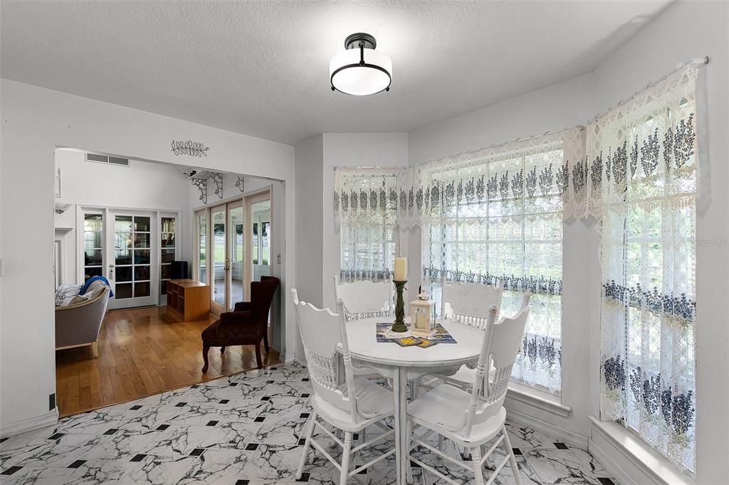 待售: $700,000 (3 贝兹, 2 浴室, 2394 平方英尺)