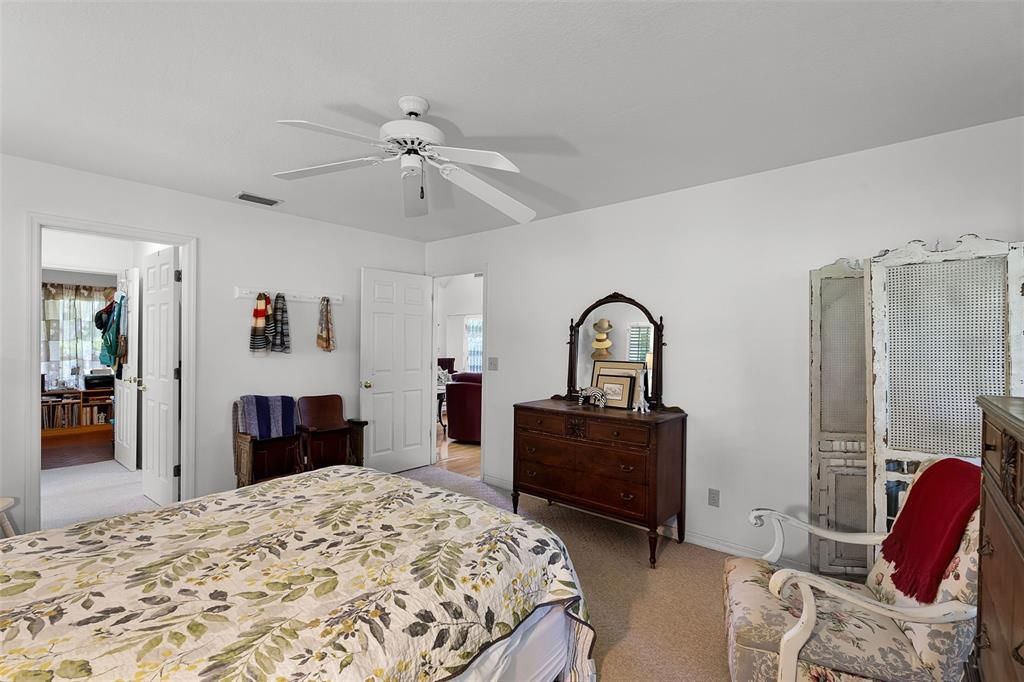 待售: $700,000 (3 贝兹, 2 浴室, 2394 平方英尺)