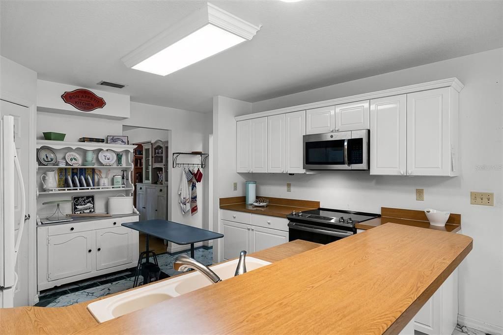 待售: $700,000 (3 贝兹, 2 浴室, 2394 平方英尺)