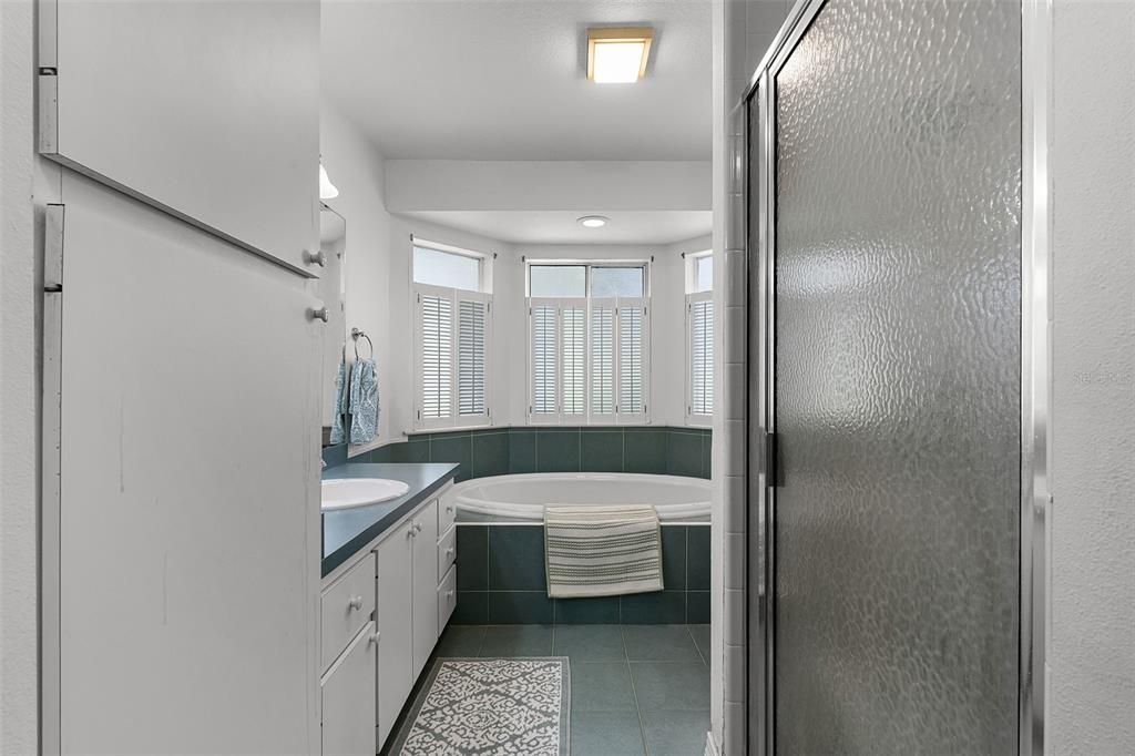 待售: $700,000 (3 贝兹, 2 浴室, 2394 平方英尺)