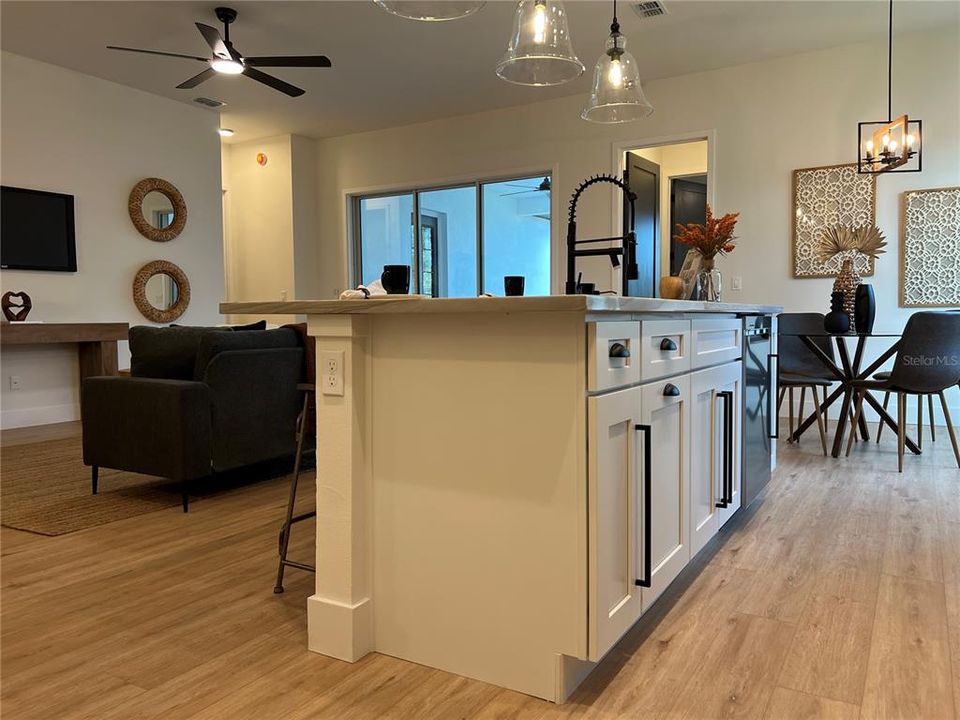 En Venta: $495,000 (4 camas, 3 baños, 1818 Pies cuadrados)