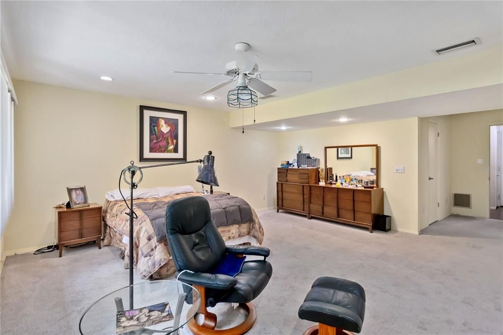 合同活跃: $519,000 (3 贝兹, 3 浴室, 1860 平方英尺)