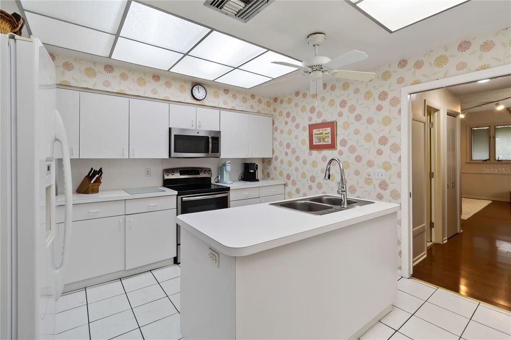 合同活跃: $519,000 (3 贝兹, 3 浴室, 1860 平方英尺)