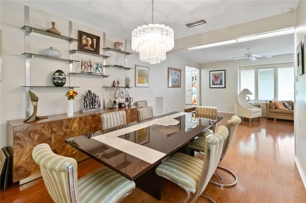 合同活跃: $519,000 (3 贝兹, 3 浴室, 1860 平方英尺)