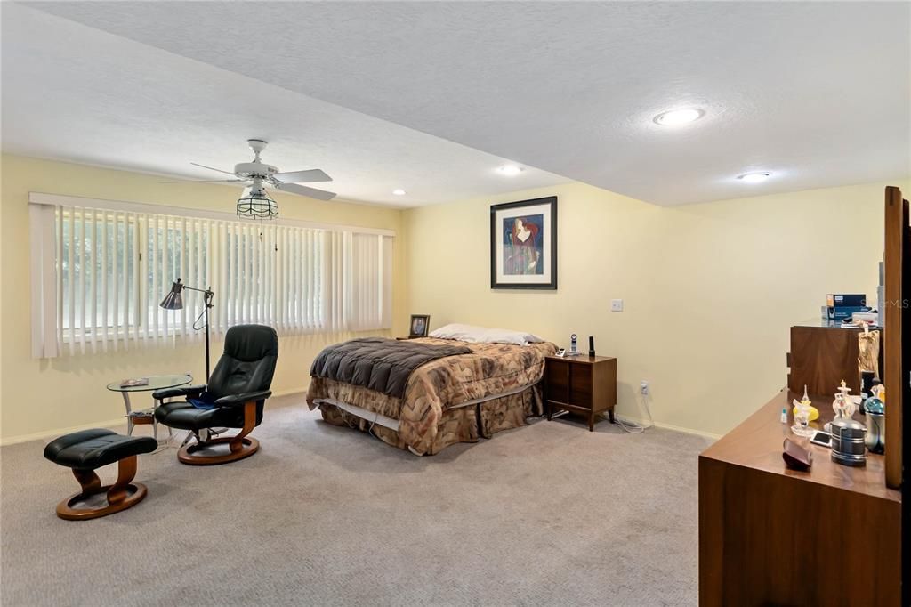 合同活跃: $519,000 (3 贝兹, 3 浴室, 1860 平方英尺)