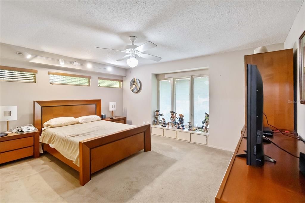 合同活跃: $519,000 (3 贝兹, 3 浴室, 1860 平方英尺)