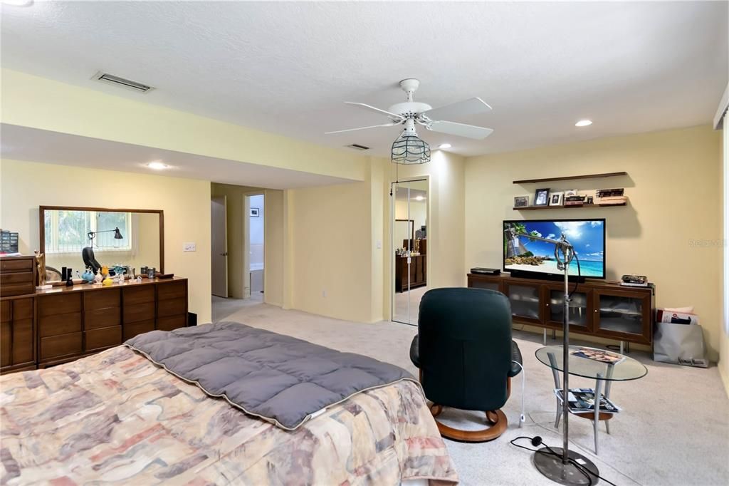 合同活跃: $519,000 (3 贝兹, 3 浴室, 1860 平方英尺)