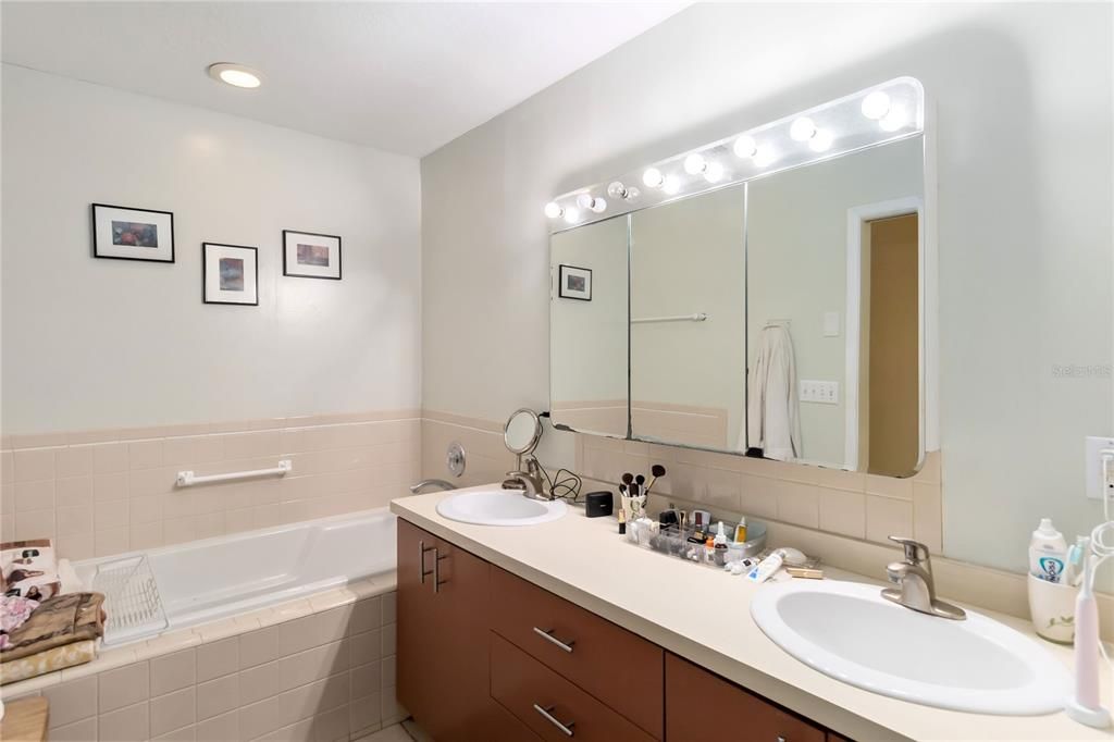 合同活跃: $519,000 (3 贝兹, 3 浴室, 1860 平方英尺)