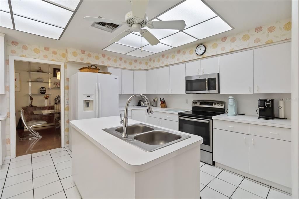 合同活跃: $519,000 (3 贝兹, 3 浴室, 1860 平方英尺)