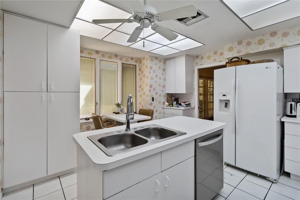 合同活跃: $519,000 (3 贝兹, 3 浴室, 1860 平方英尺)