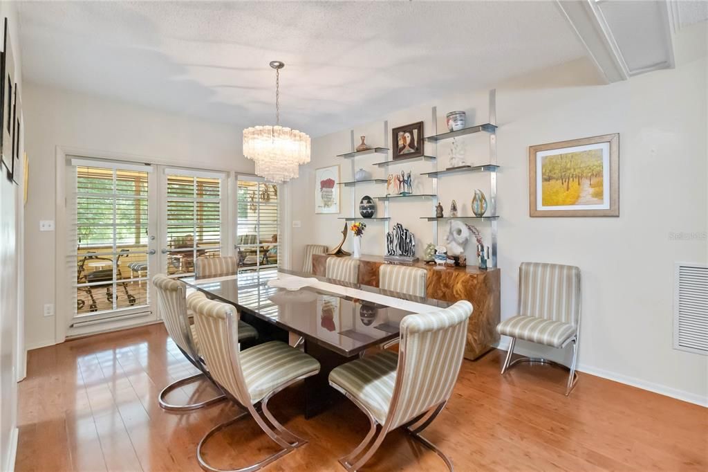 合同活跃: $519,000 (3 贝兹, 3 浴室, 1860 平方英尺)