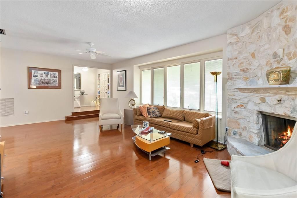 合同活跃: $519,000 (3 贝兹, 3 浴室, 1860 平方英尺)