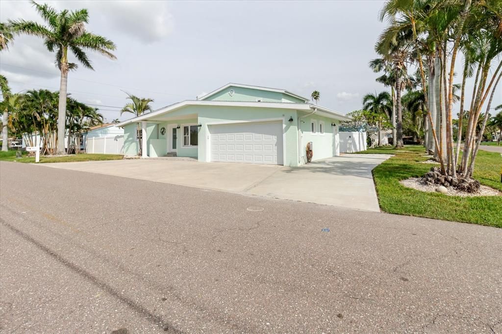 For Sale: $740,000 (3 beds, 3 baths, 2300 Square Feet)