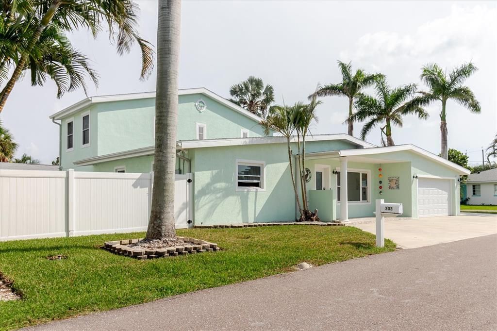 For Sale: $740,000 (3 beds, 3 baths, 2300 Square Feet)