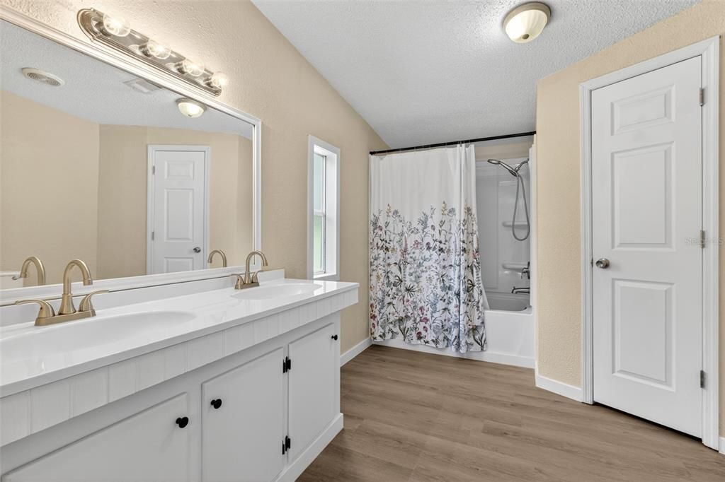 En Venta: $250,000 (4 camas, 2 baños, 1820 Pies cuadrados)