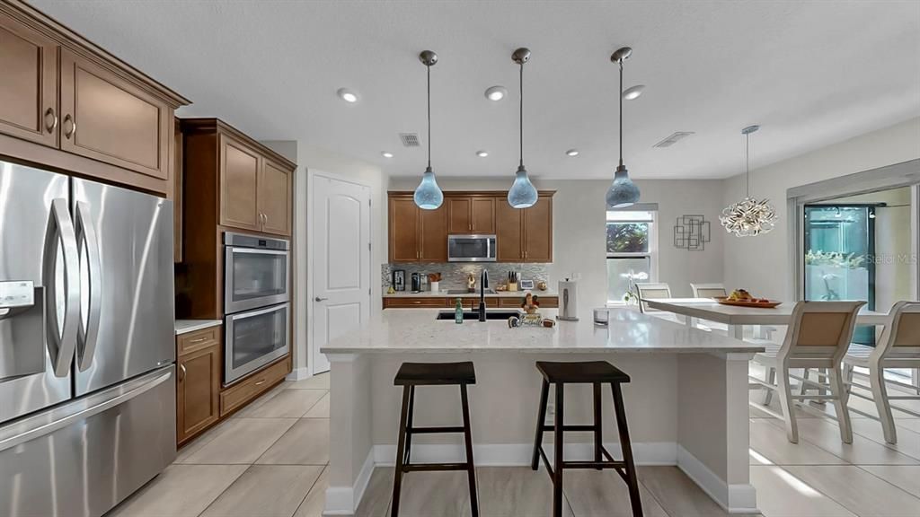 En Venta: $683,000 (5 camas, 3 baños, 2939 Pies cuadrados)