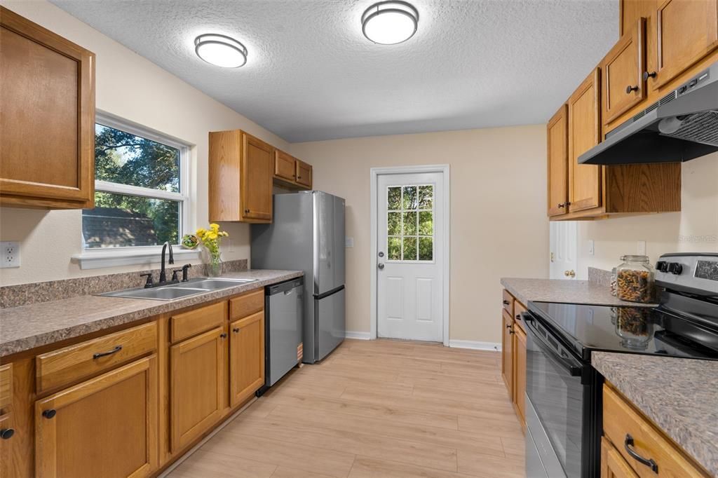 For Sale: $190,000 (3 beds, 2 baths, 1092 Square Feet)