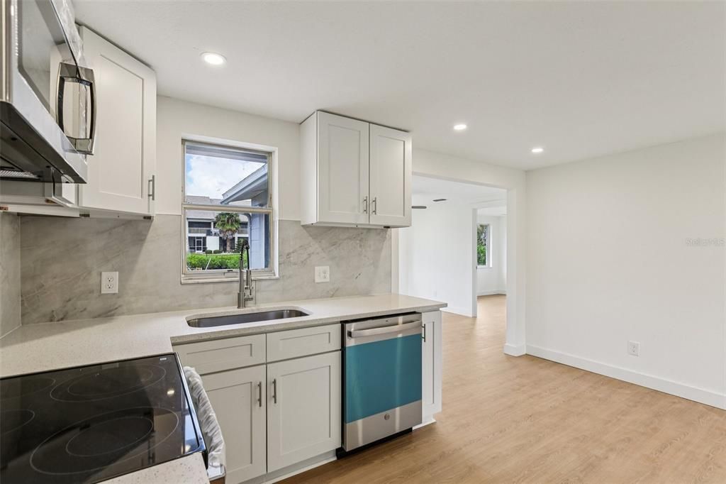 待售: $300,000 (3 贝兹, 2 浴室, 1168 平方英尺)