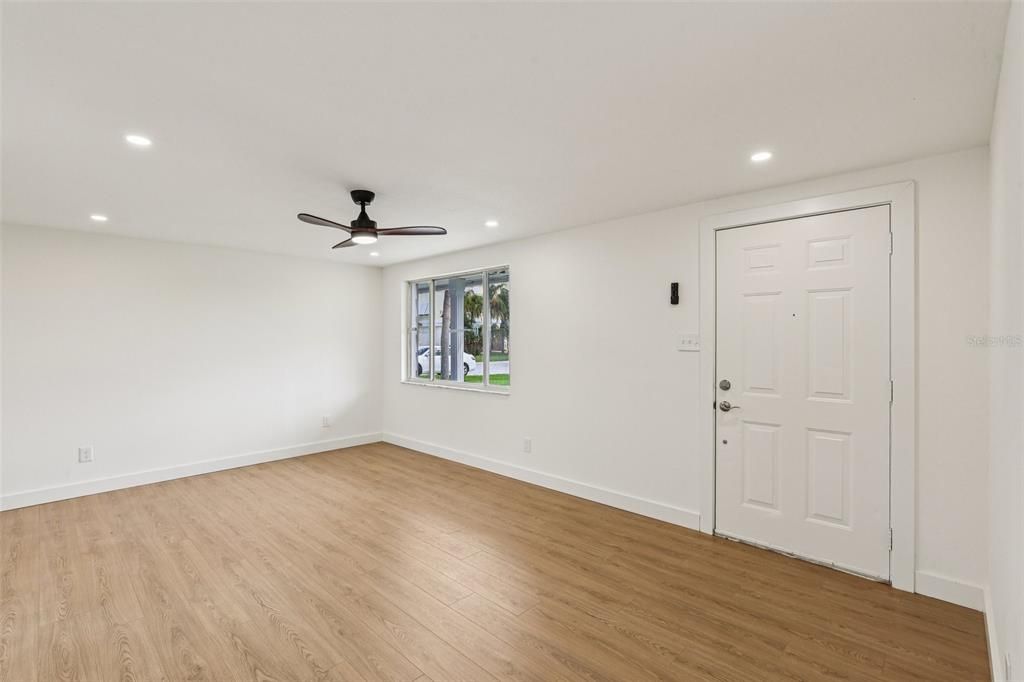 待售: $300,000 (3 贝兹, 2 浴室, 1168 平方英尺)