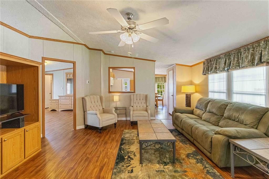 Под контрактом: $134,999 (3 спален, 2 ванн, 1215 Квадратных фут)