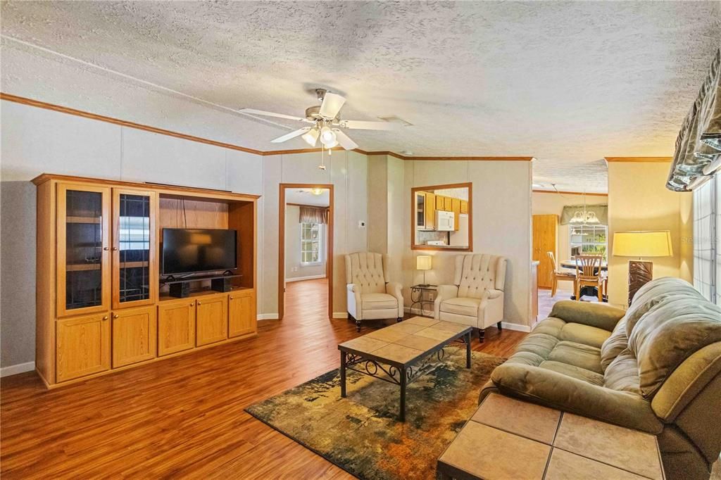 Под контрактом: $134,999 (3 спален, 2 ванн, 1215 Квадратных фут)