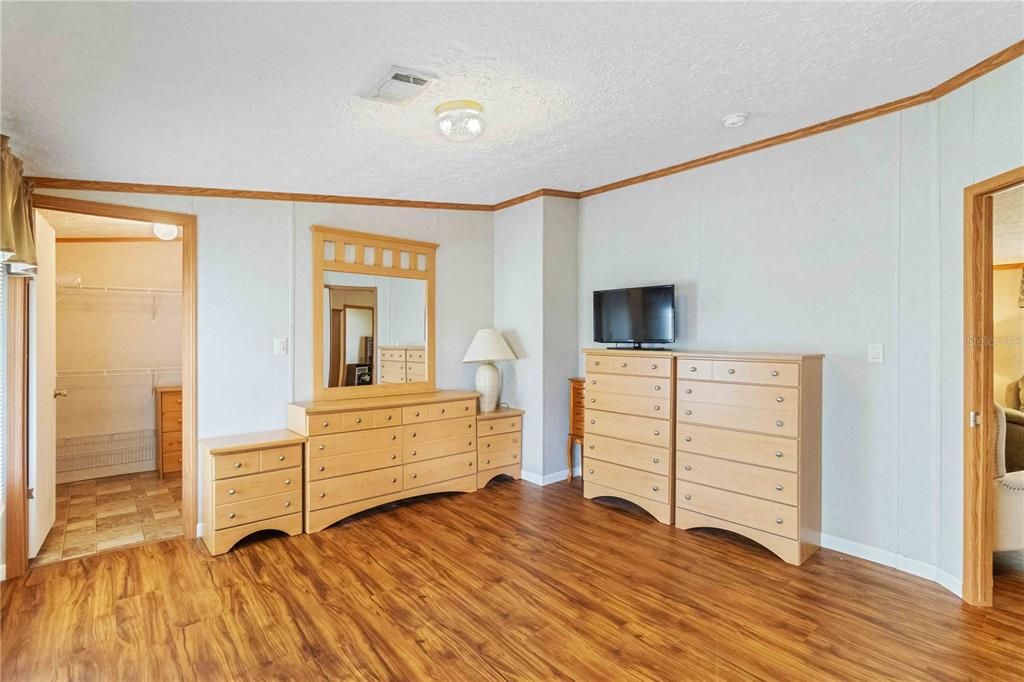 Под контрактом: $134,999 (3 спален, 2 ванн, 1215 Квадратных фут)