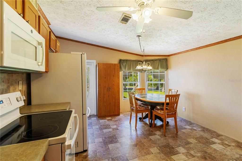 Под контрактом: $134,999 (3 спален, 2 ванн, 1215 Квадратных фут)