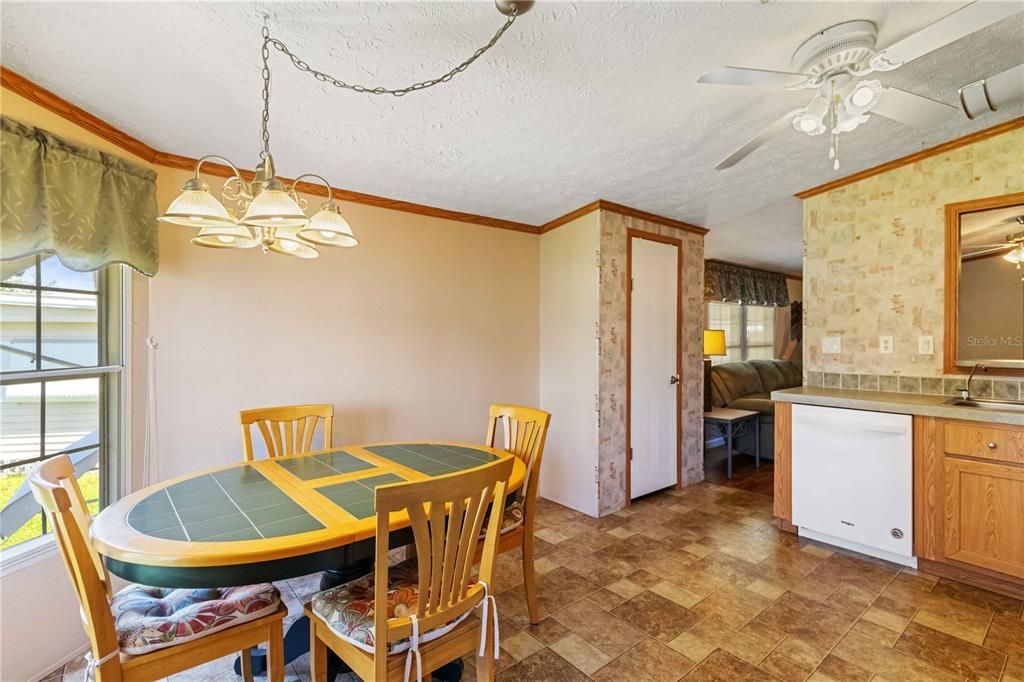 Под контрактом: $134,999 (3 спален, 2 ванн, 1215 Квадратных фут)