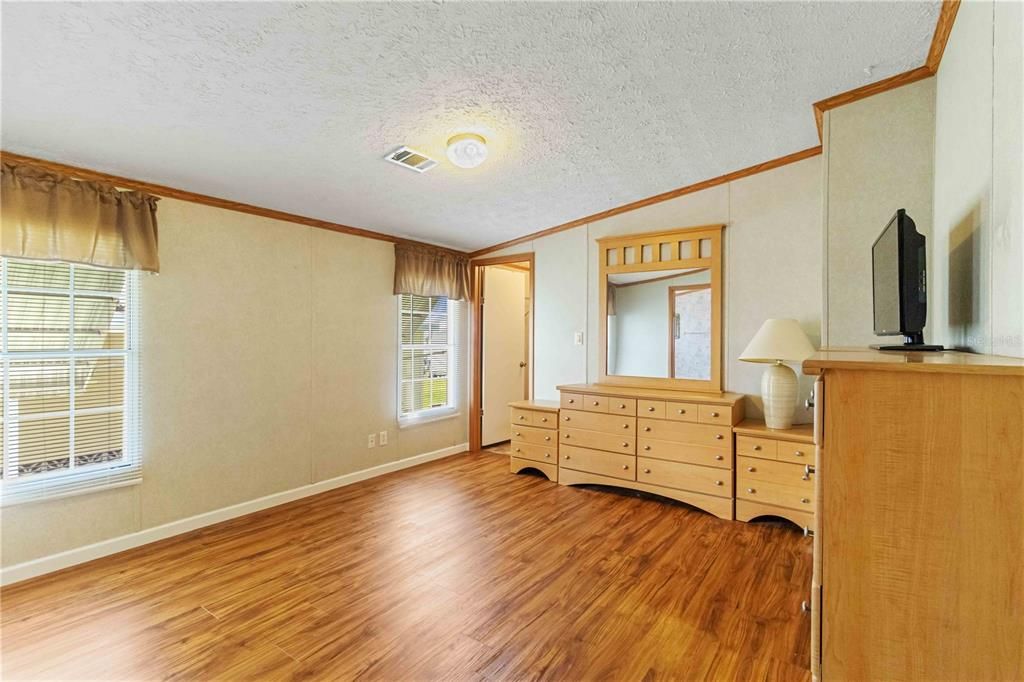 Под контрактом: $134,999 (3 спален, 2 ванн, 1215 Квадратных фут)