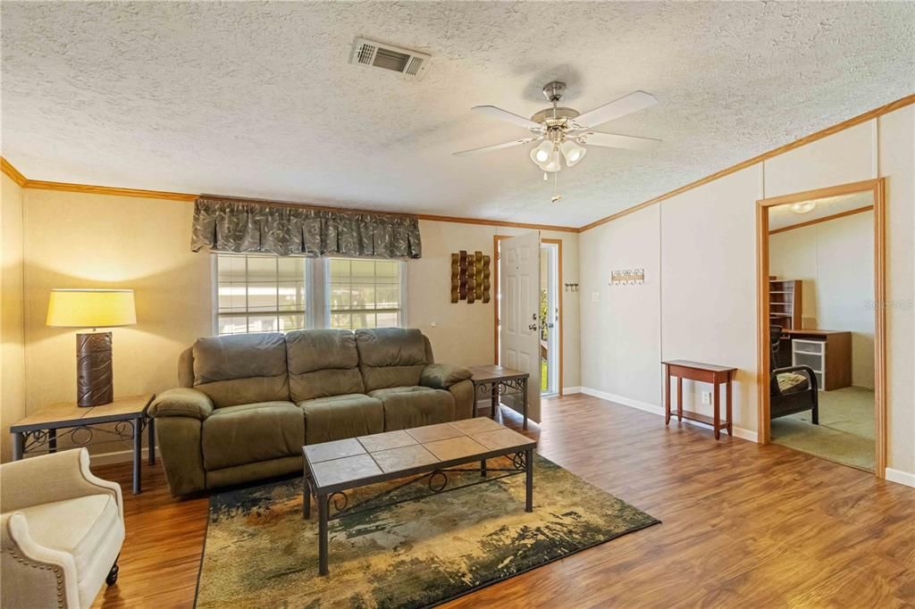 Под контрактом: $134,999 (3 спален, 2 ванн, 1215 Квадратных фут)