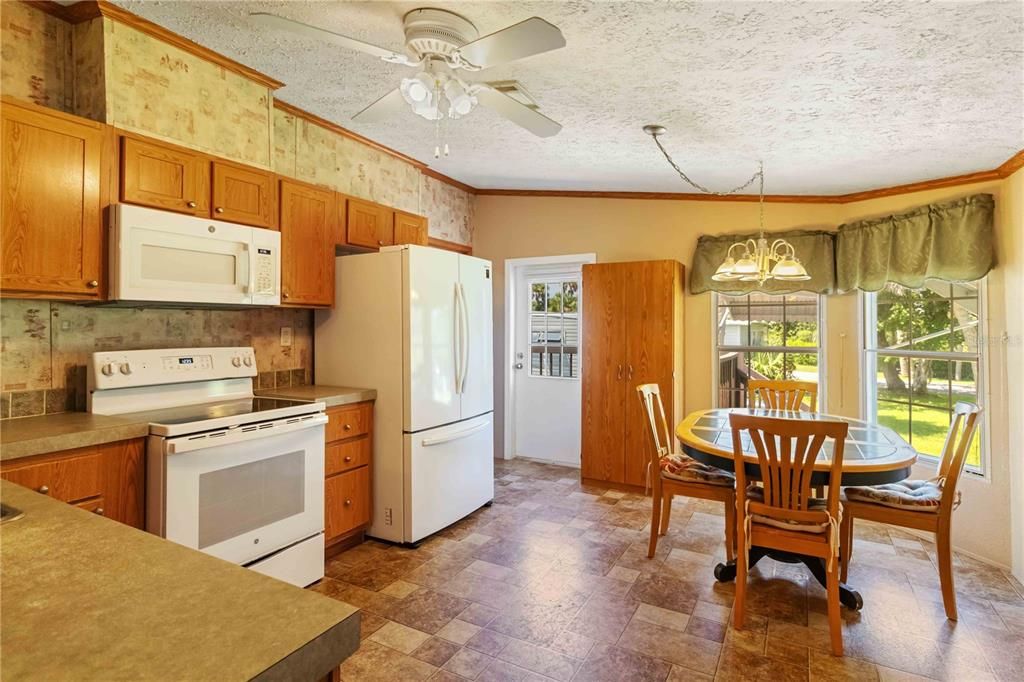 Под контрактом: $134,999 (3 спален, 2 ванн, 1215 Квадратных фут)