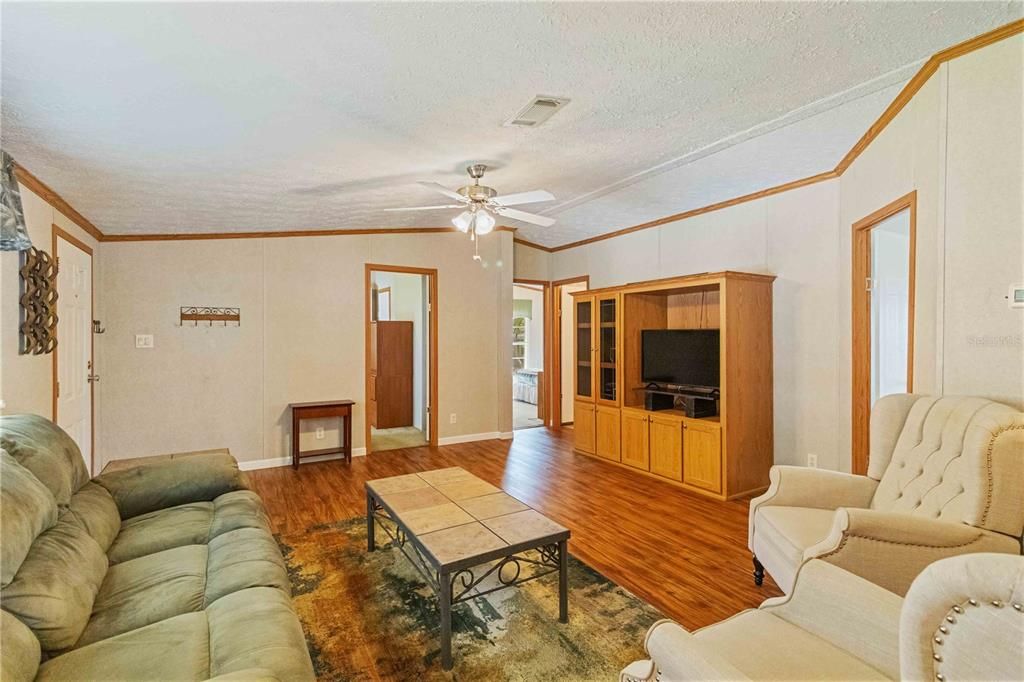 Под контрактом: $134,999 (3 спален, 2 ванн, 1215 Квадратных фут)