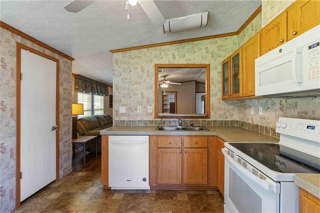 Под контрактом: $134,999 (3 спален, 2 ванн, 1215 Квадратных фут)