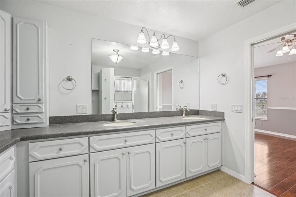 Под контрактом: $325,000 (3 спален, 2 ванн, 1611 Квадратных фут)