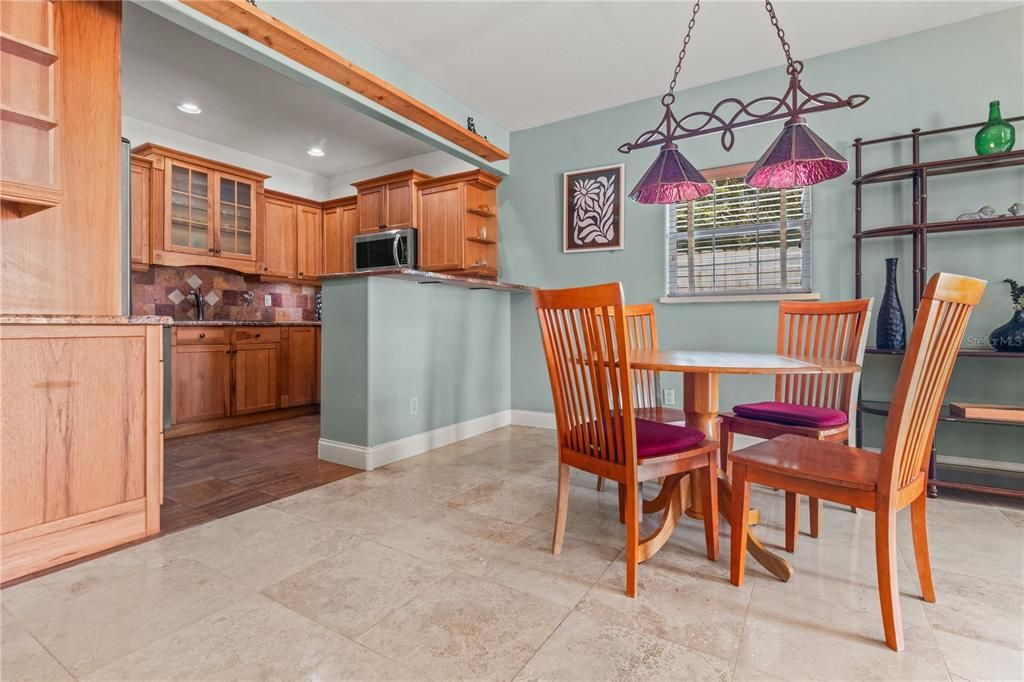 待售: $875,000 (8 贝兹, 5 浴室, 4170 平方英尺)