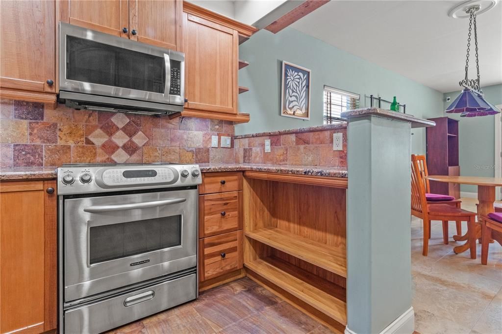 待售: $875,000 (8 贝兹, 5 浴室, 4170 平方英尺)