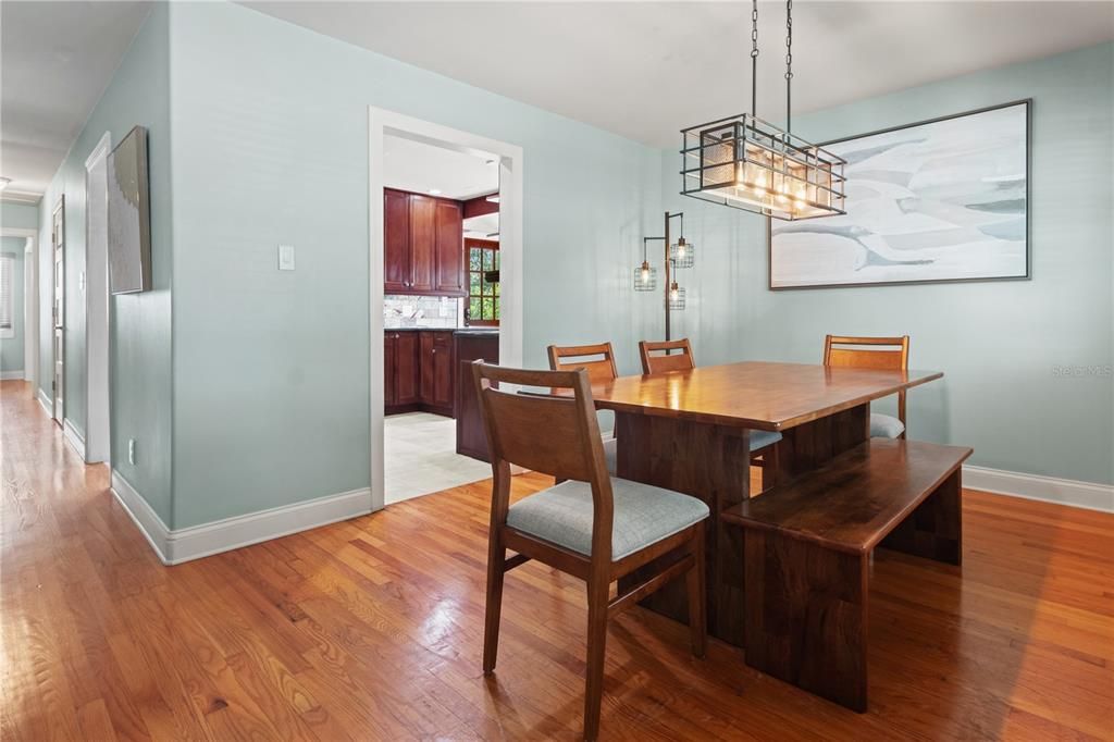 待售: $875,000 (8 贝兹, 5 浴室, 4170 平方英尺)