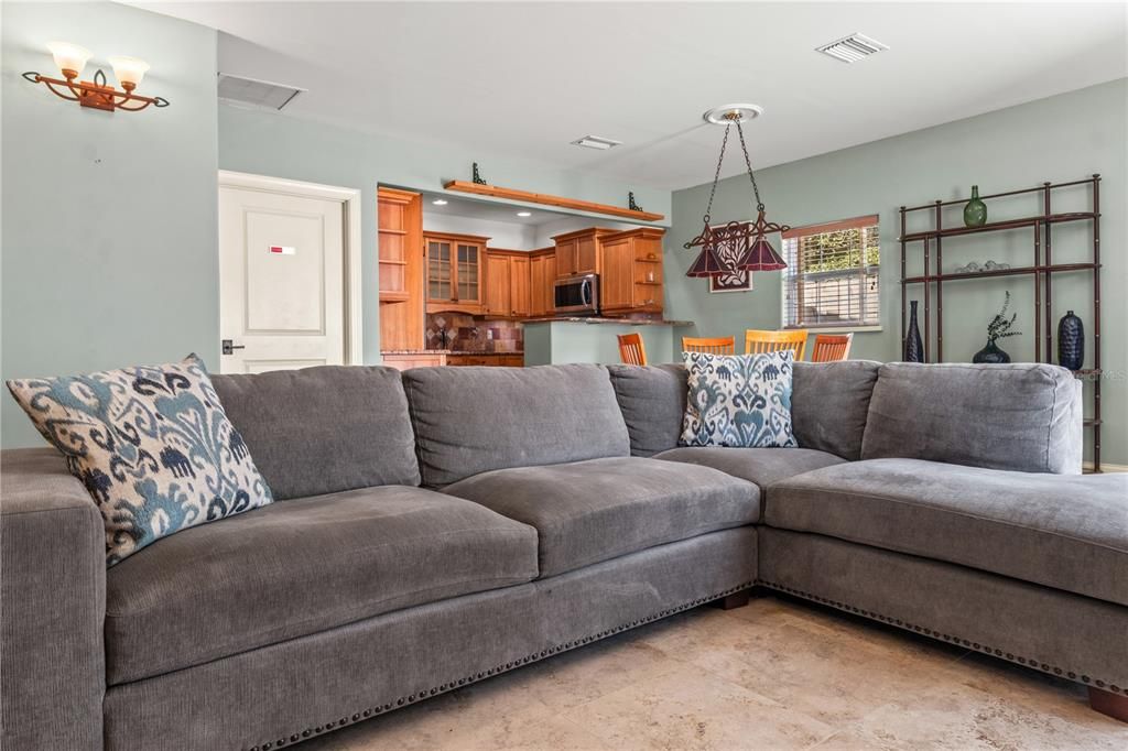 待售: $875,000 (8 贝兹, 5 浴室, 4170 平方英尺)