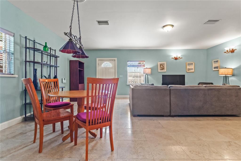 待售: $875,000 (8 贝兹, 5 浴室, 4170 平方英尺)