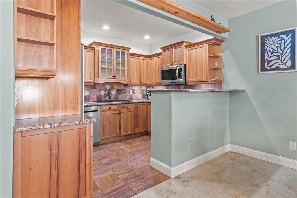 待售: $875,000 (8 贝兹, 5 浴室, 4170 平方英尺)