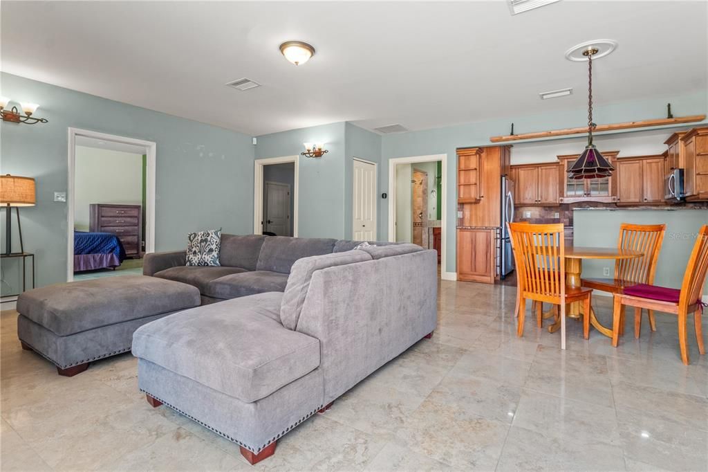 待售: $875,000 (8 贝兹, 5 浴室, 4170 平方英尺)