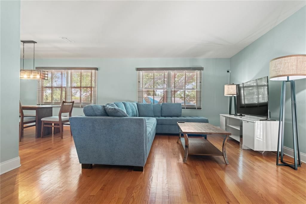 待售: $875,000 (8 贝兹, 5 浴室, 4170 平方英尺)