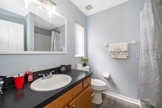 Под контрактом: $319,999 (3 спален, 2 ванн, 1403 Квадратных фут)